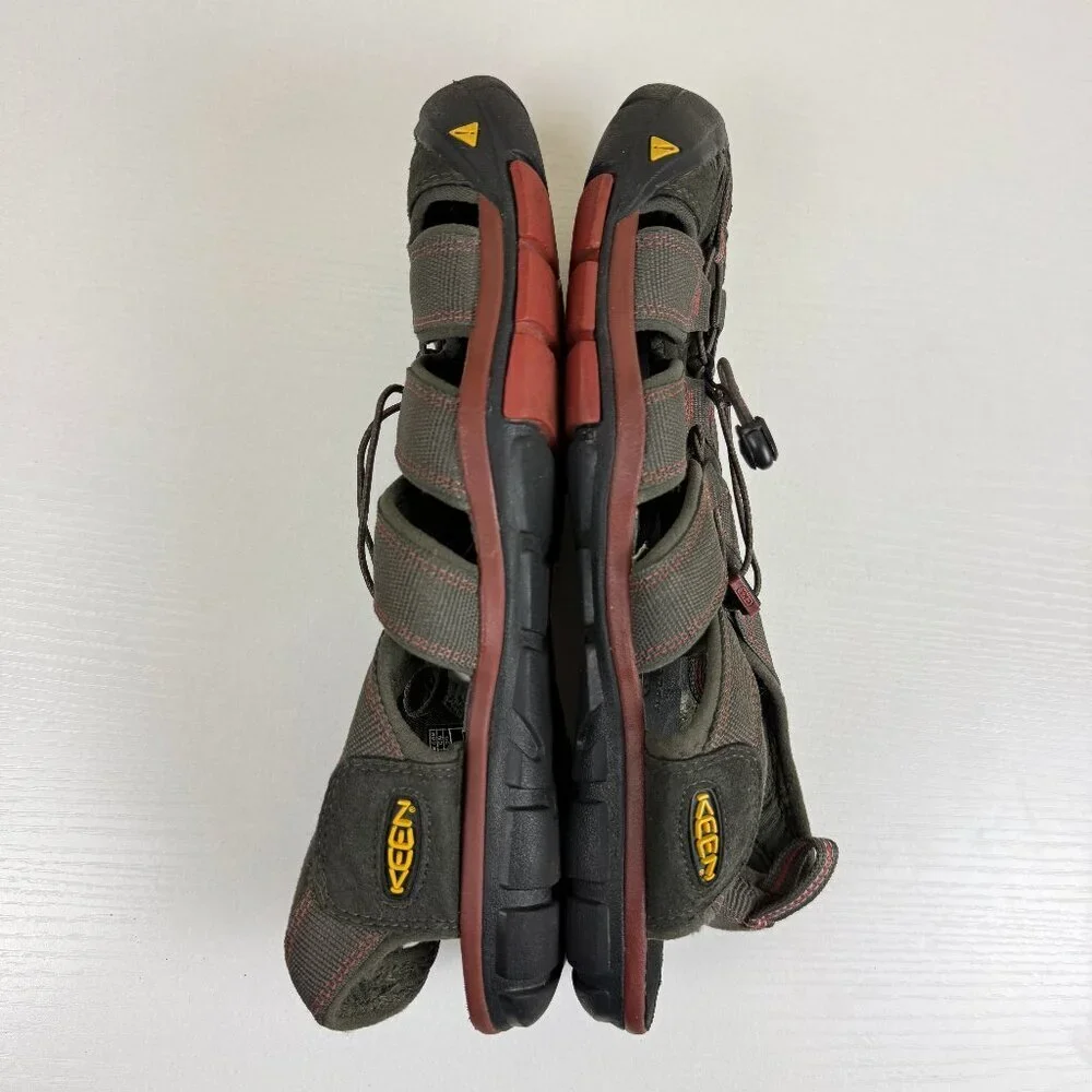 EUC Keen Clearwater CNX Sandals in the Raven/Tortoise Shell Colorway